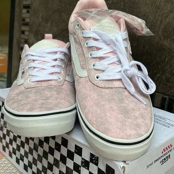 Vans WMNS Kyle Walker
Acid Denim Pink
VN0A5JIEPNK
Sneakers - Picture 8 of 16